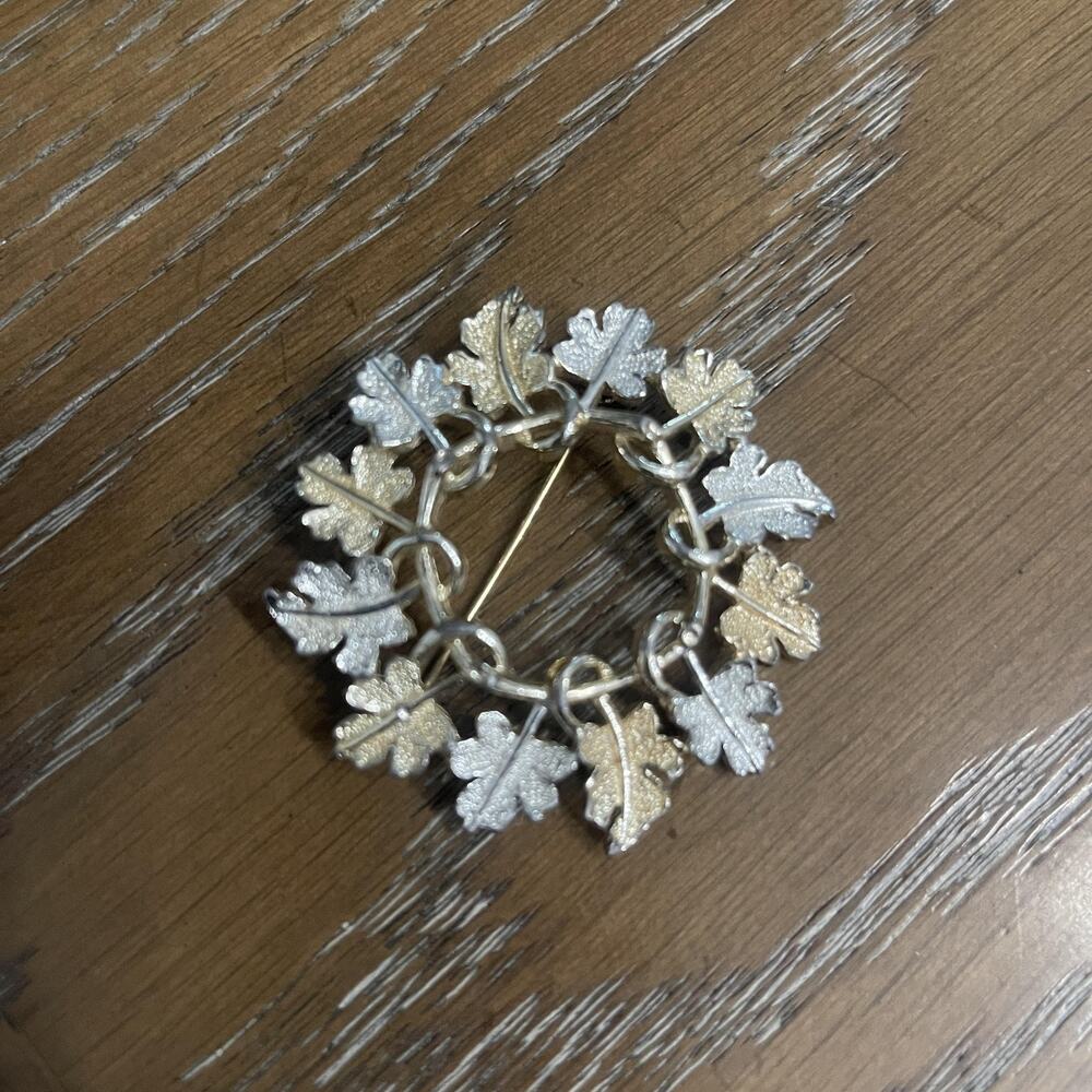 Vintage‎ Sarah Coventry Leaf Wreath Brooch Pin Textured Costume Jewelry